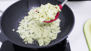 教你如何用饺子皮做一款酥香美味的沙琪玛的做法 步骤2