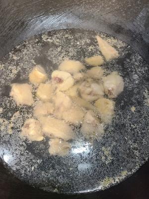 去胃寒补血的榴莲皮鸡汤🍲的做法 步骤3