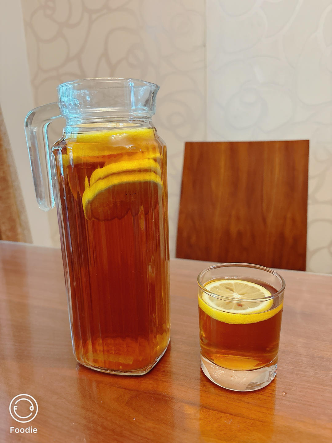 柠檬红茶的清新，如同我们的初遇，那一刻的惊喜与心动，至今难以忘怀，夏日里，一杯柠檬冰红茶，期待