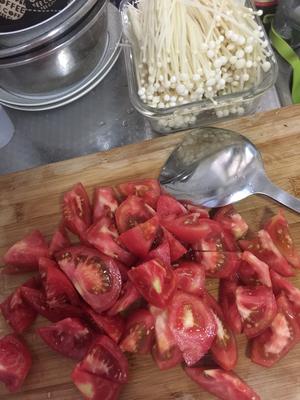 番茄炒金针菇的做法 步骤2