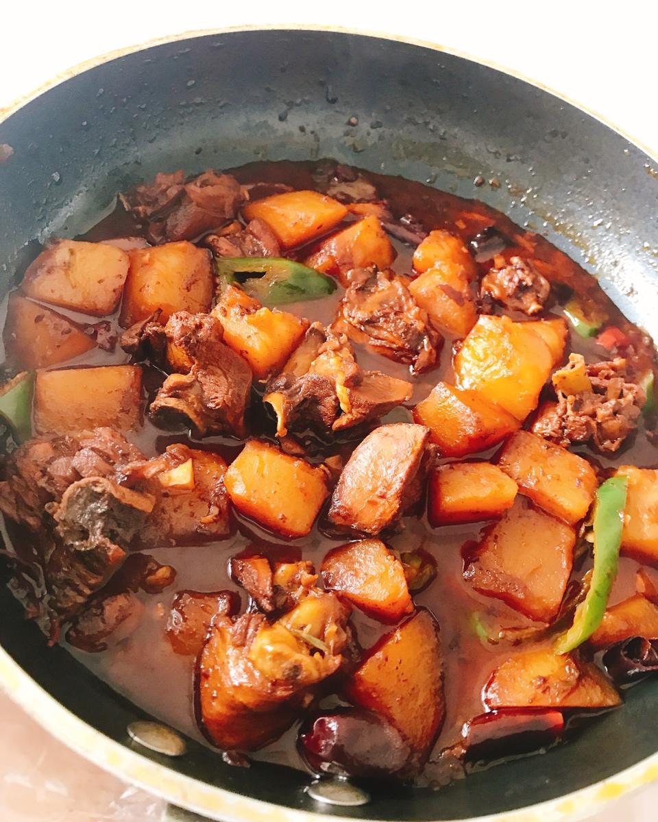 鸡腿红烧土豆（独家做法超简单）