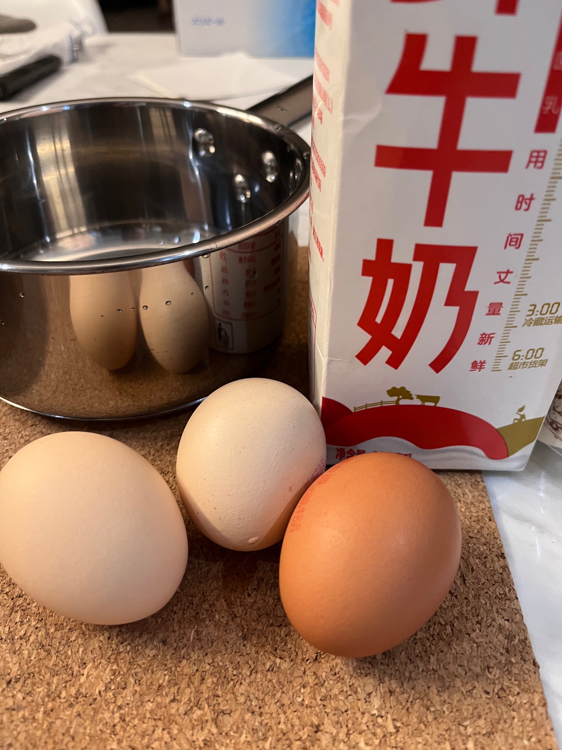 “一蛋两吃 、一举两得 ”可同时制作的甜品：中式双皮奶与西式布丁的做法 步骤1