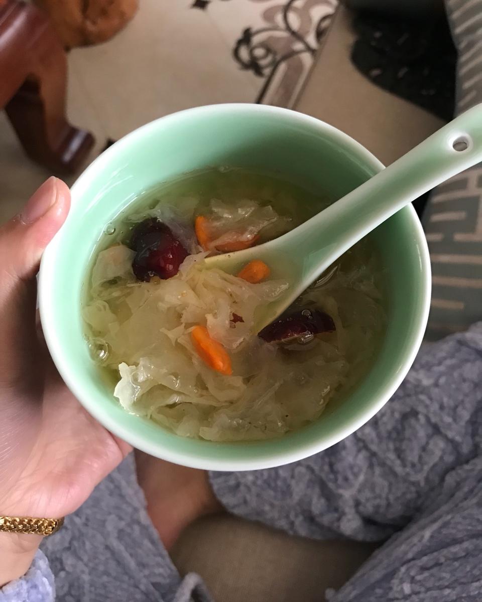 冰糖银耳红枣汤