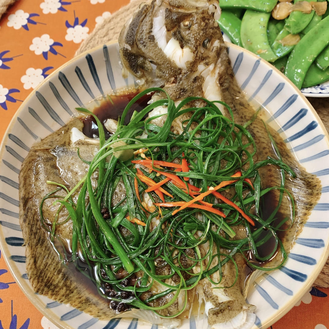 清蒸多宝鱼，很多人在先浇油还是先倒蒸鱼豉油这一步就做错啦