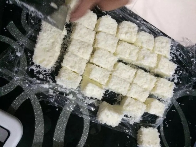 椰丝牛奶小方糕