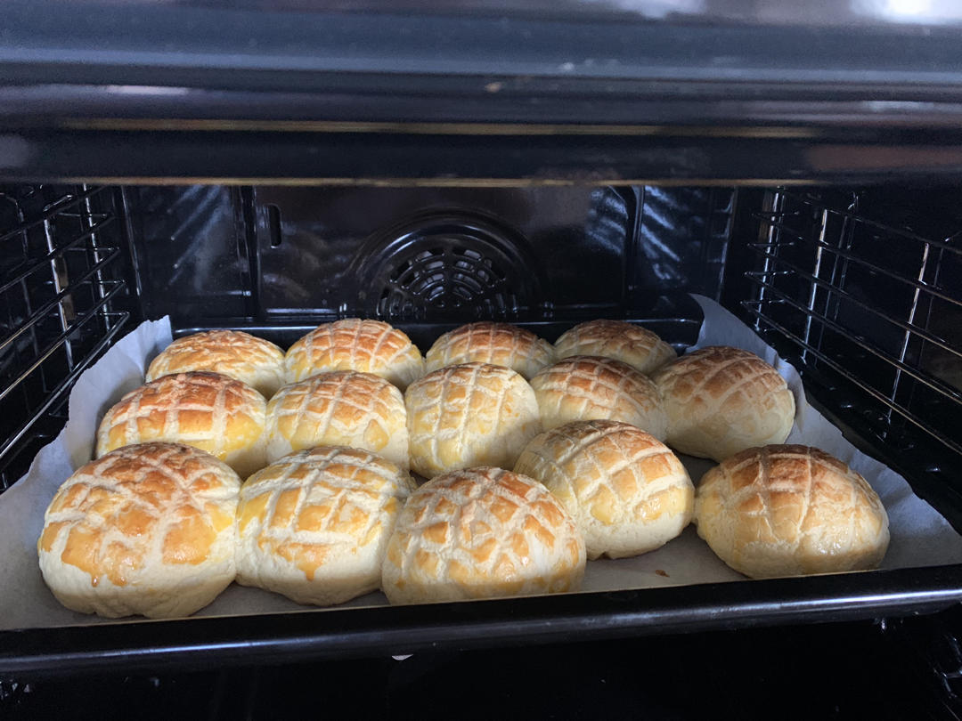 好吃到炸裂的港式菠萝包（附带制作酥皮的小视频）