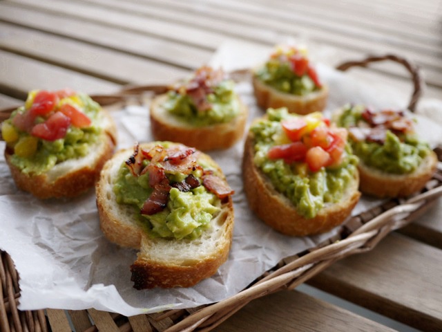 风味鳄梨酱配面包