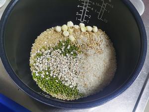 解暑的杂粮绿豆沙粥的做法 步骤3