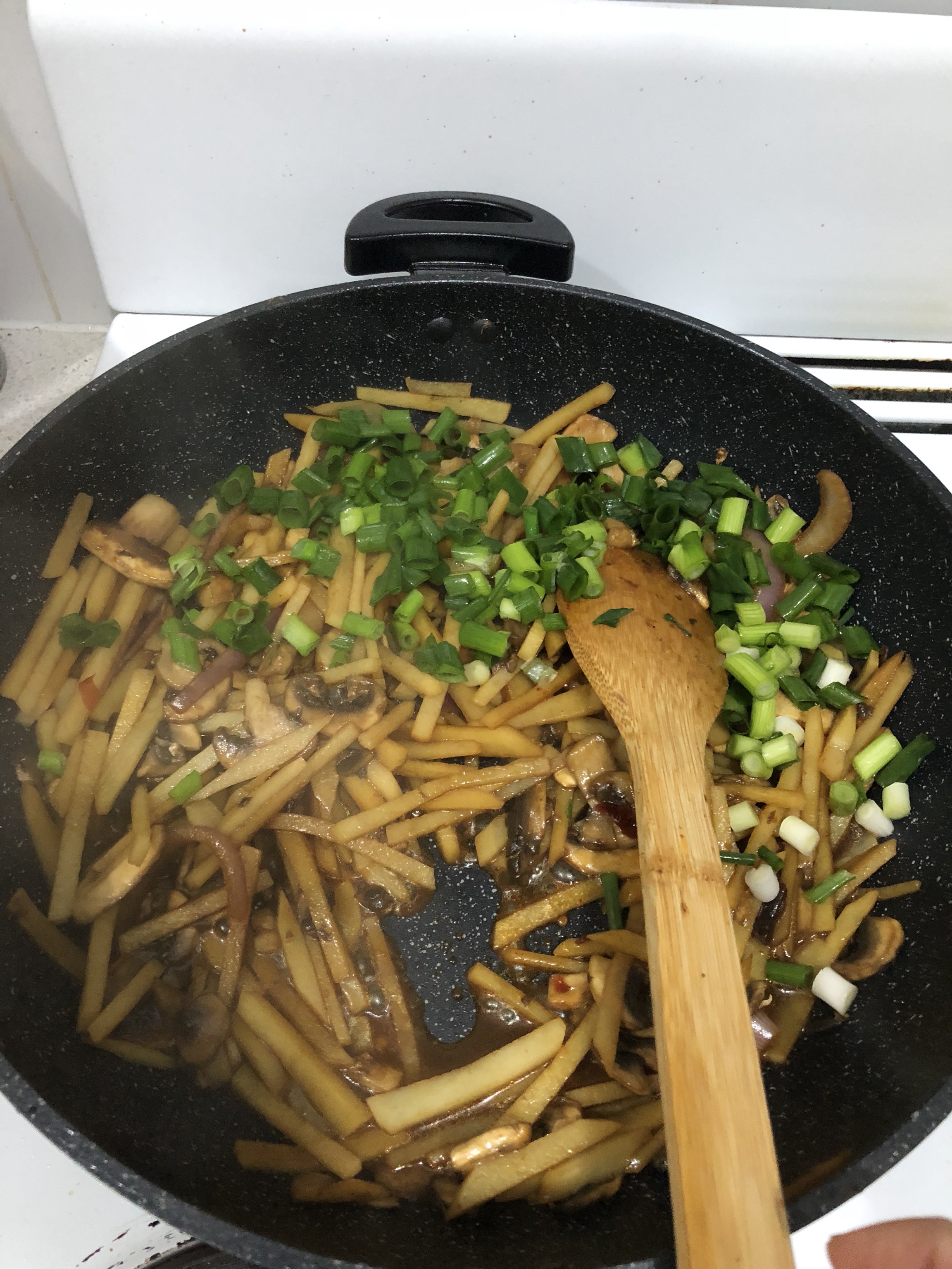 土豆炒蘑菇的做法 步骤2