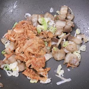 韩式芝士泡菜炒面的做法 步骤5