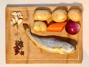 土豆烧黄鱼的做法 步骤1