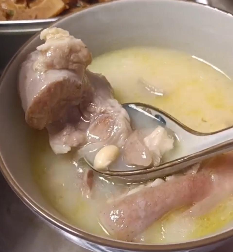 孩子爱喝的黄豆炖猪蹄，清香不油腻，先煎后炖才能软糯弹牙