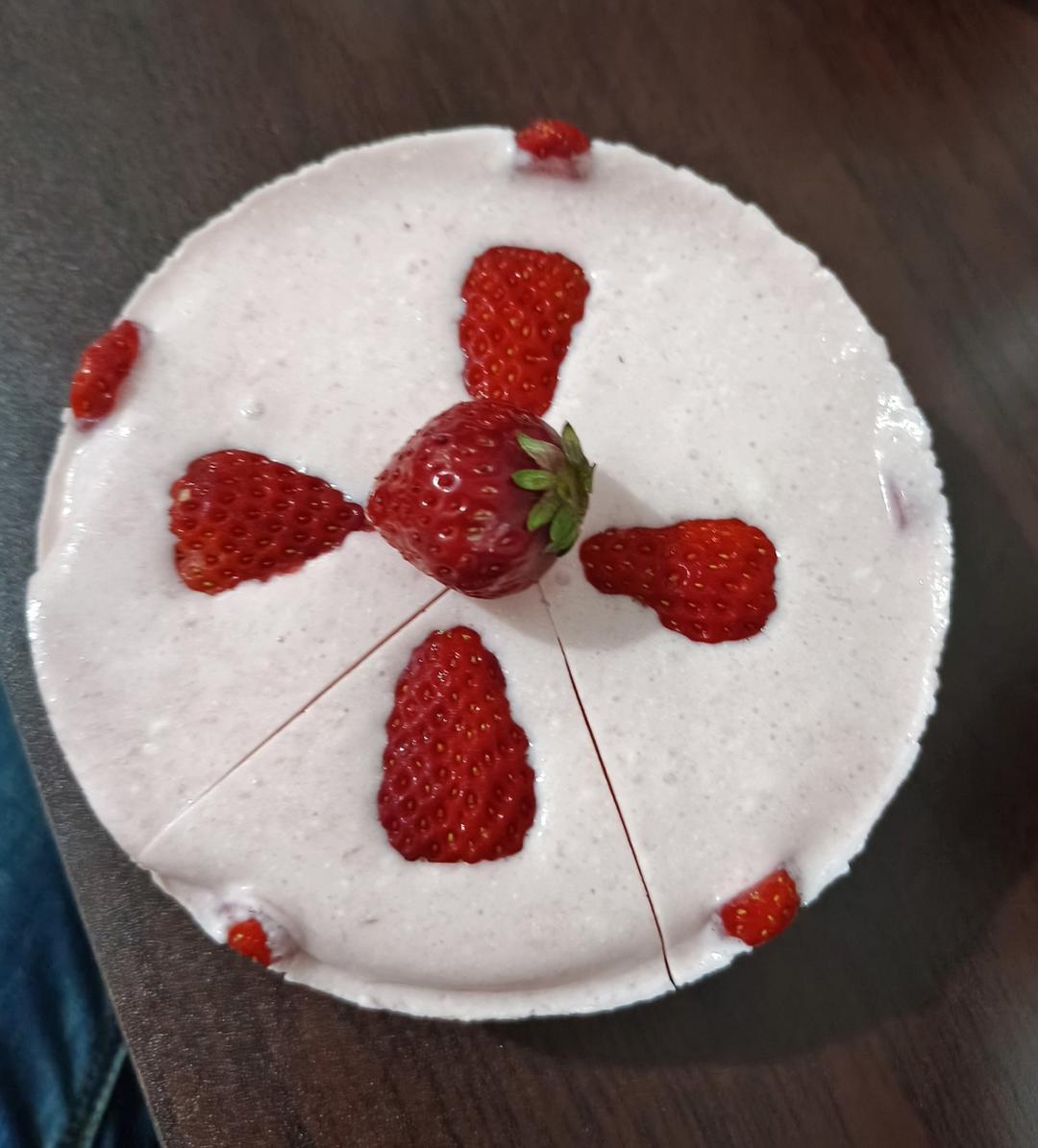 6寸草莓慕斯蛋糕