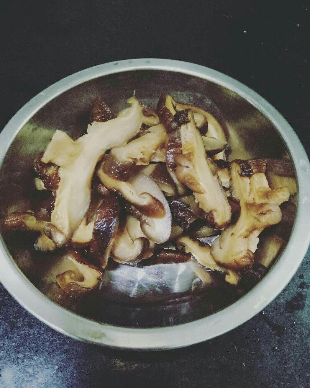 西兰花冬菇炒肉的做法 步骤2
