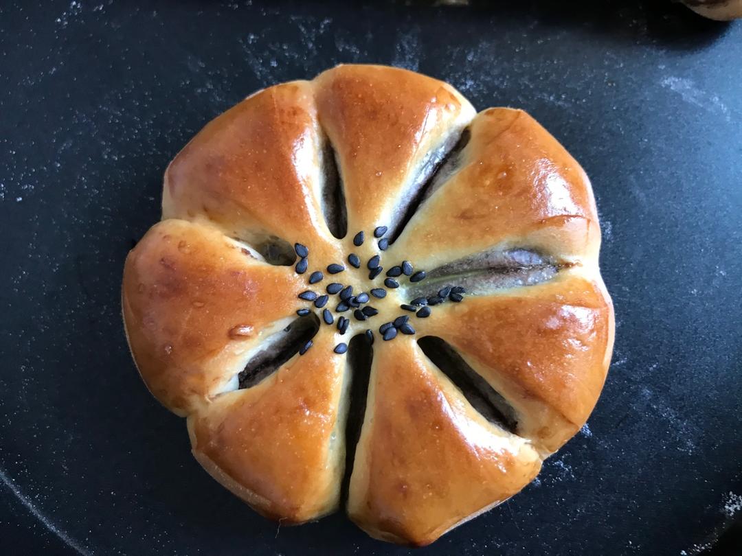 花朵豆沙面包