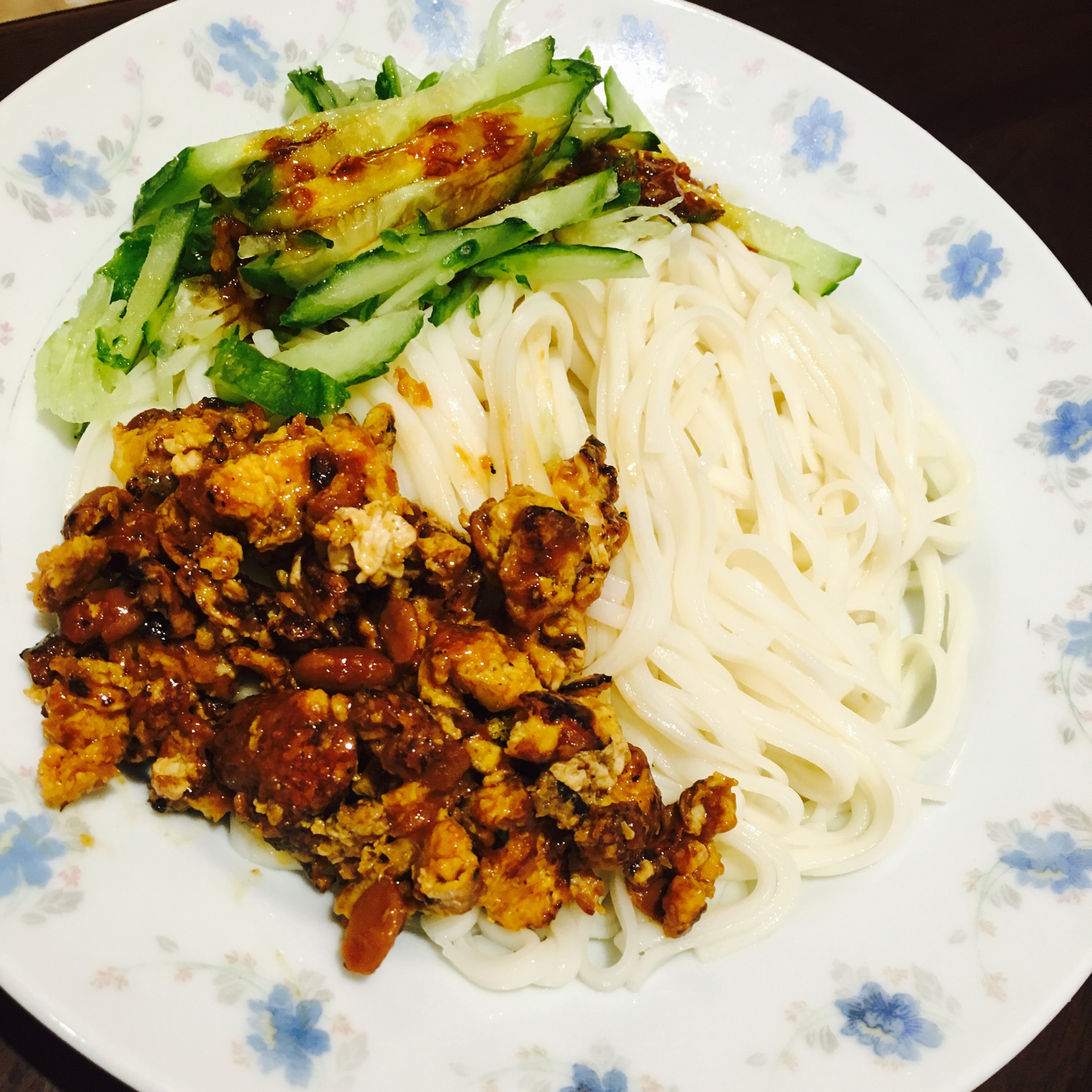 酱鸡蛋拌面