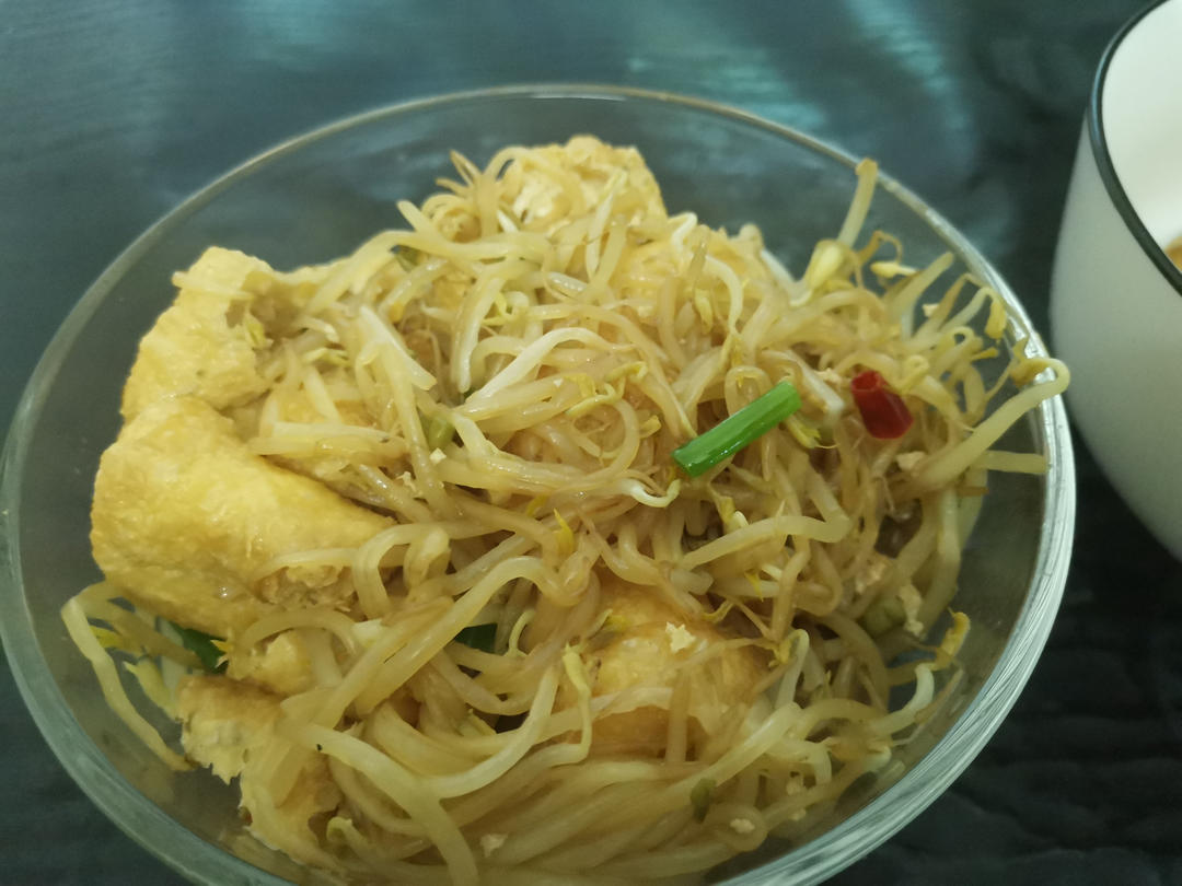 好吃的家常下饭菜～豆芽焖豆泡！