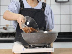 凉拌芹菜花生米的做法 步骤4