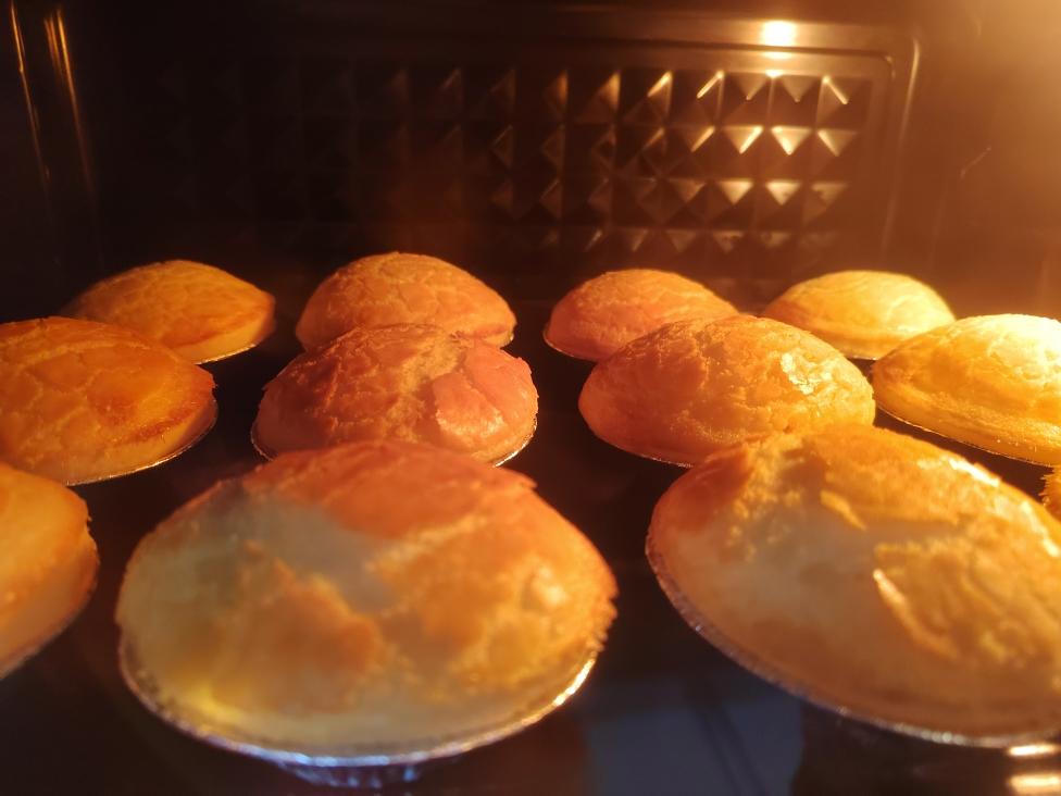 用蛋挞锡纸托做两个配方的黄油年糕