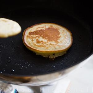 芥末松饼配烟熏三文鱼.Wasabi pancakes with smoked salmon.的做法 步骤2