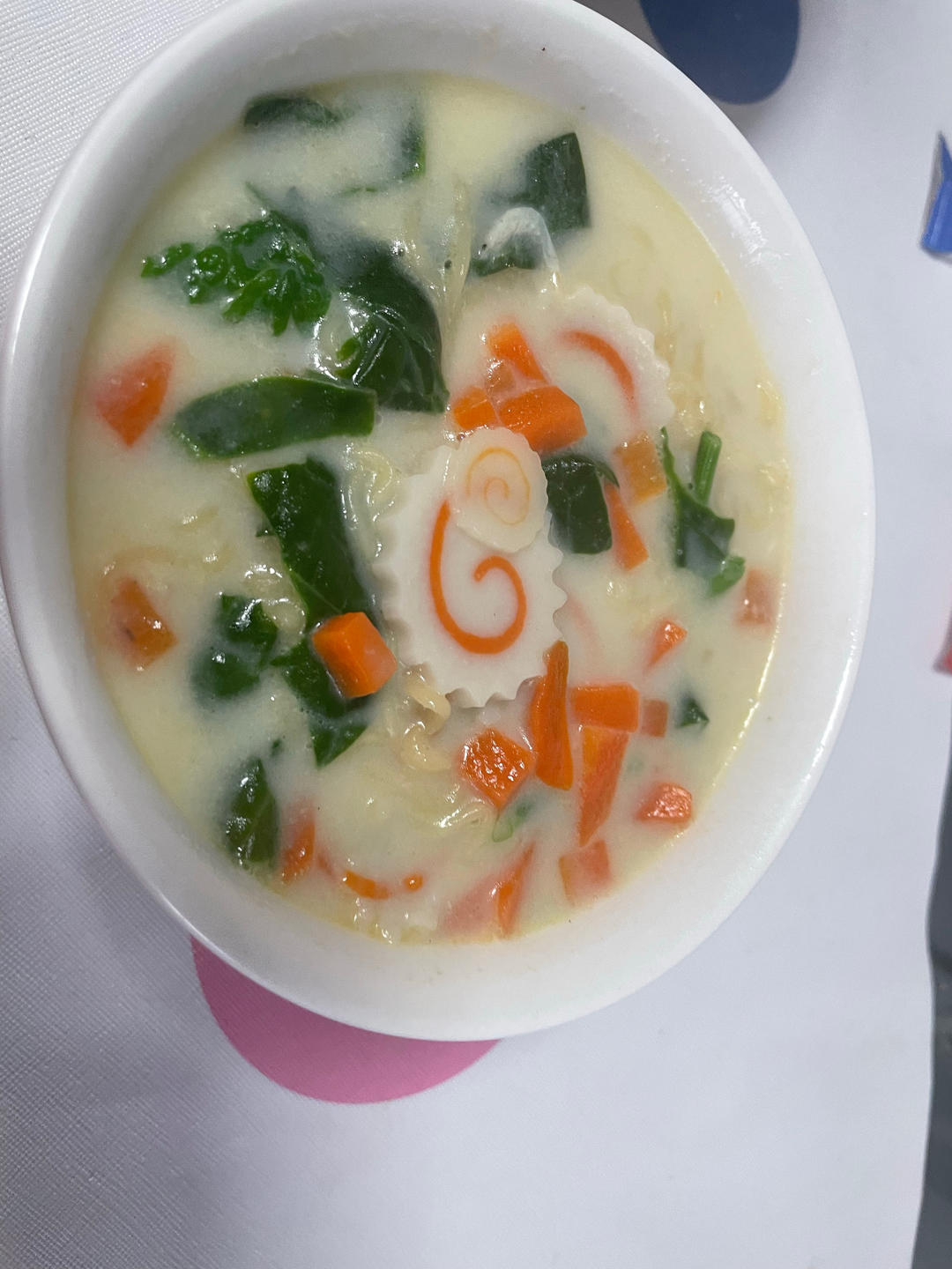 真材实料的鲜虾鱼板面