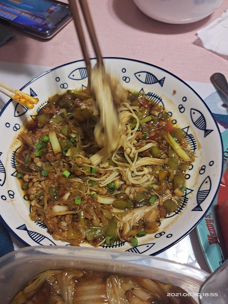 超级下饭的蒜蓉金针菇！好吃到爆