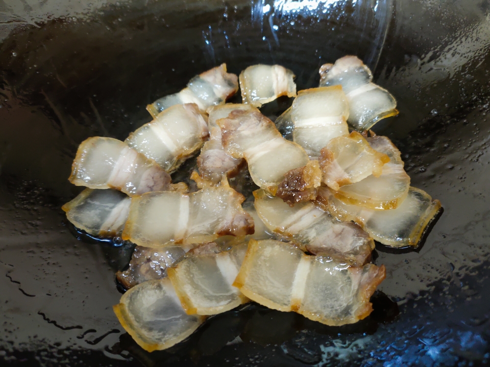 超级下饭的一道菜蒜苔炒风干腊肉的做法 步骤3