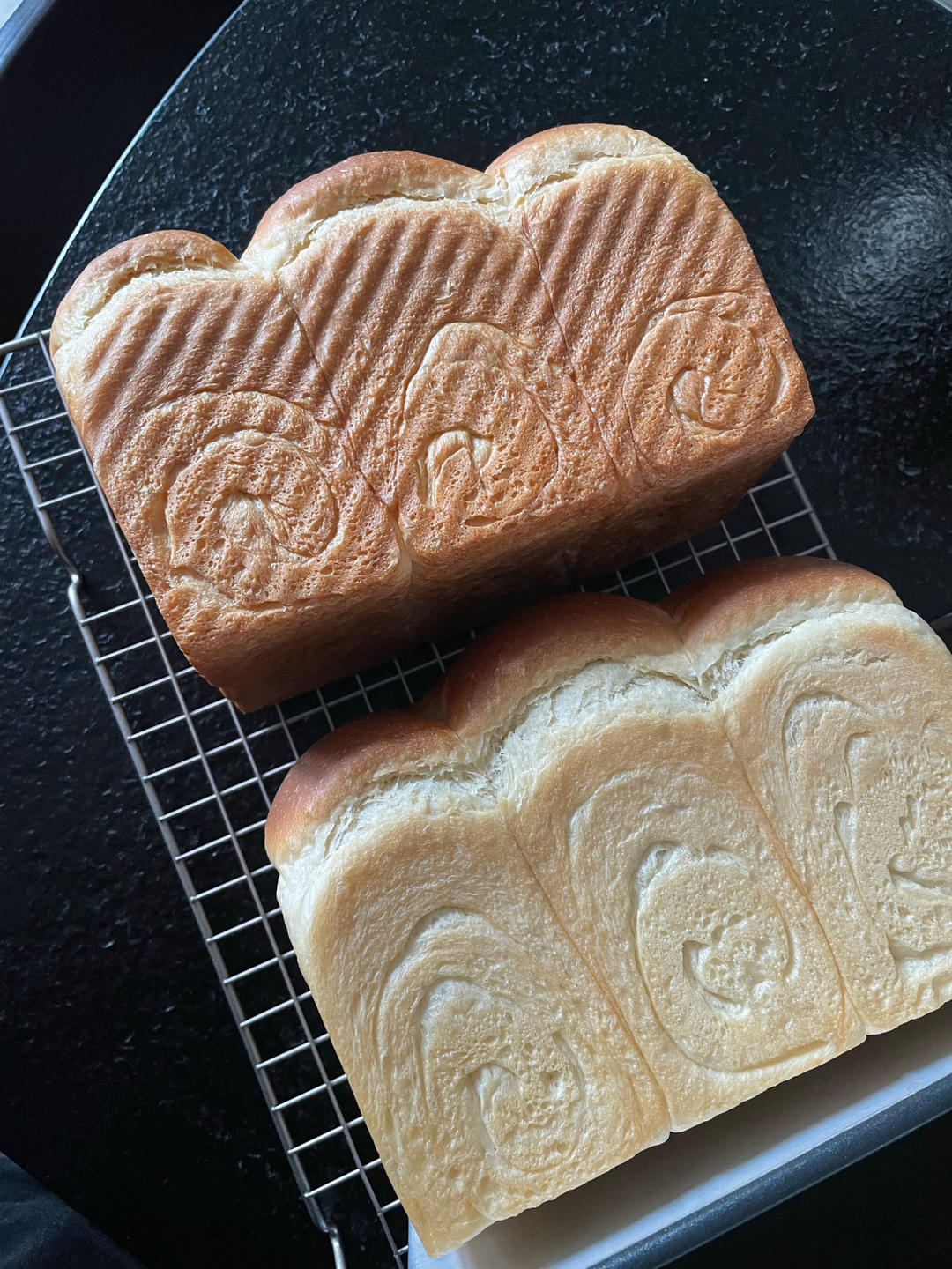 浓香淡奶油吐司强烈推荐！爱长个儿的软胖子，看它在烤箱里疯长心理极度舒适