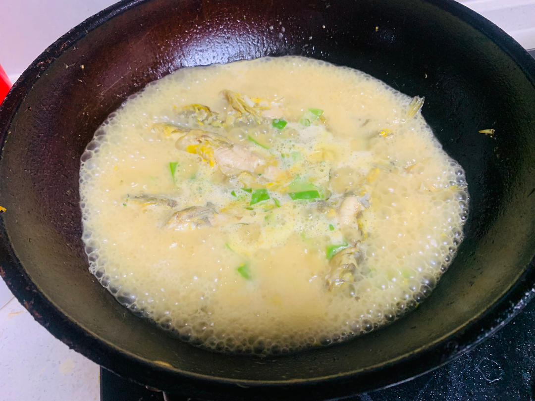 闷个黄骨鱼，黄丫头，黄鸭叫，家常简单味的！