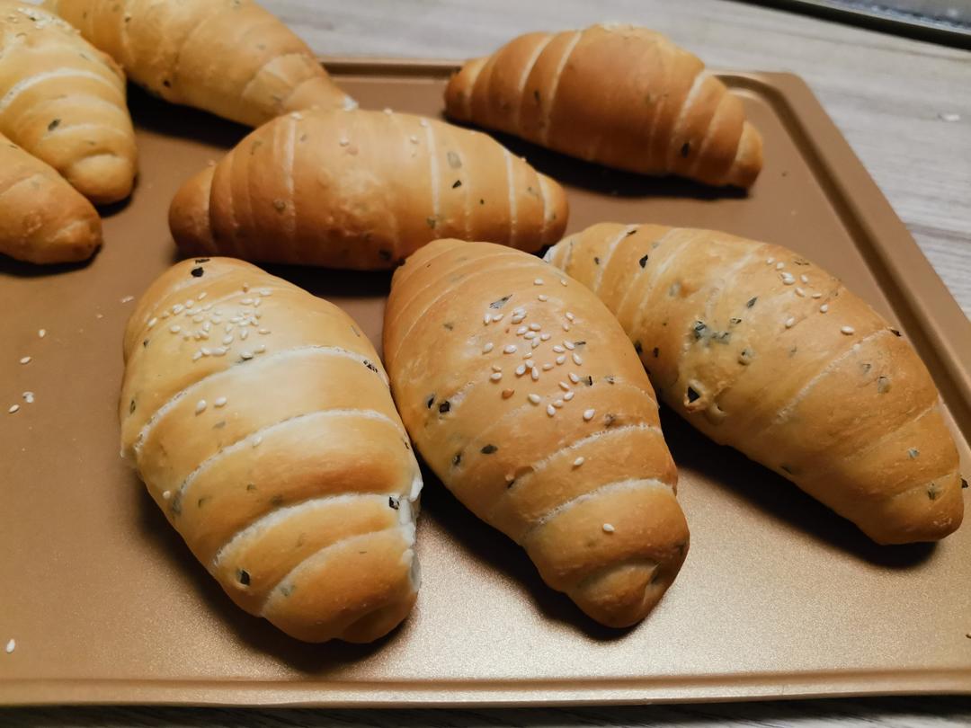 椒叶香肠芝士日式海盐面包卷｜任何人不知道这款我都会伤心