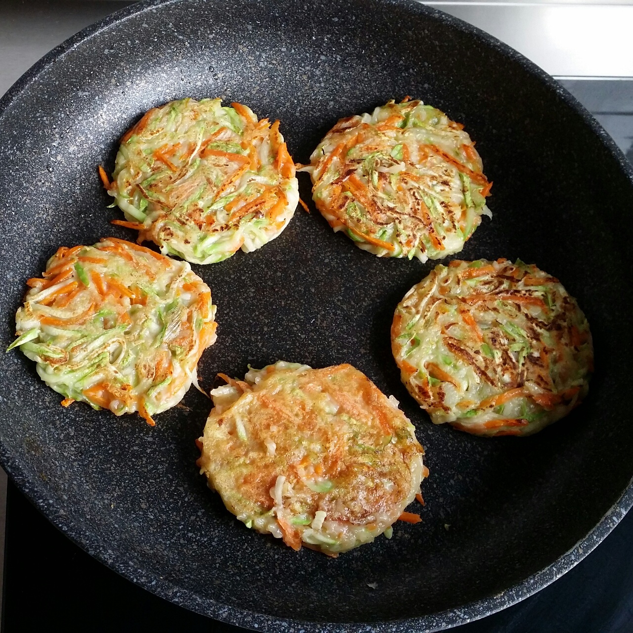 鸿雁学做饭做的茭瓜饼