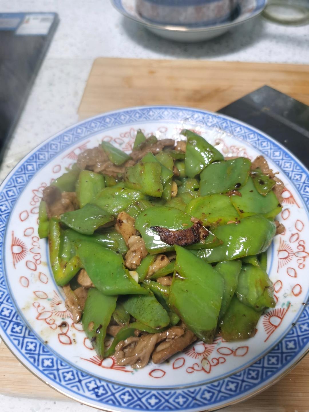 辣椒炒肉(几乎是所有湖南大饭店里的传统炒法)