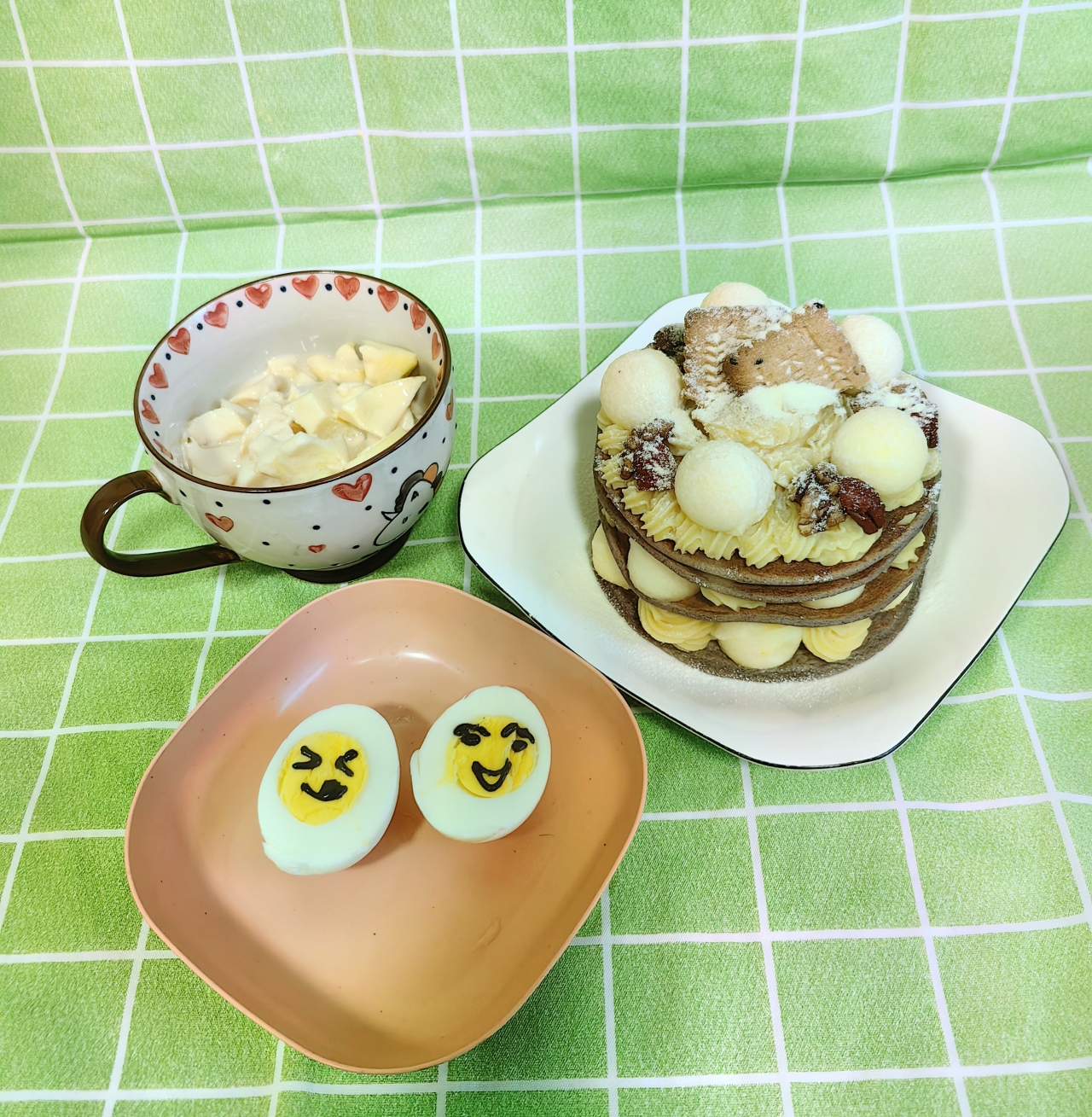 今日早餐：黑米松饼塔，水煮蛋，酸奶苹果杯