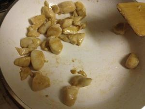 彩椒蘑菇炒鸡丁的做法 步骤3