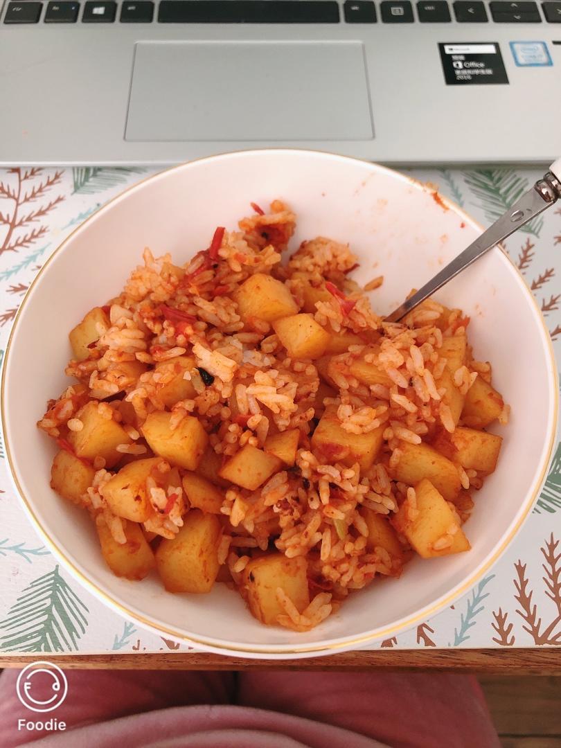 剩饭变身番茄土豆烩饭，美味到我能吃3碗！