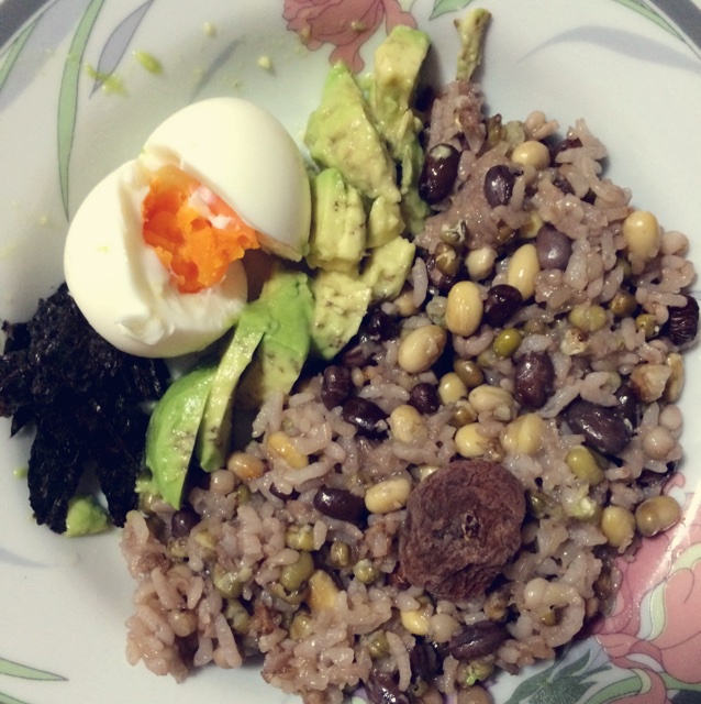 一人食牛油果溏心蛋拌饭