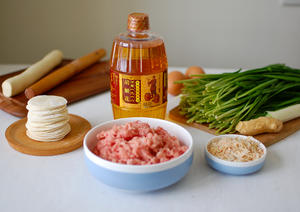 韭菜鲜肉饺子-胡姬花古法小榨花生油的做法 步骤1