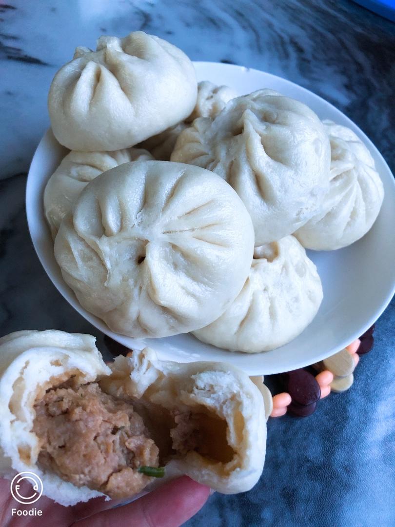 松软多汁的肉包子