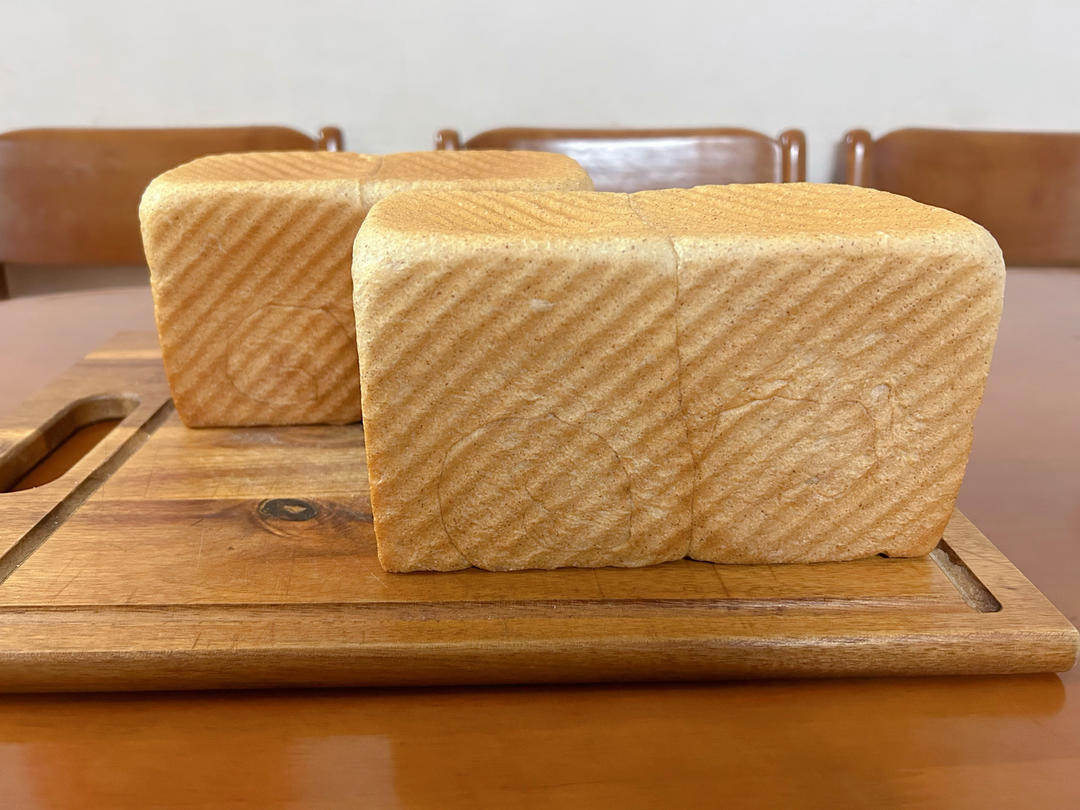 柔软的蜂蜜牛乳全麦吐司