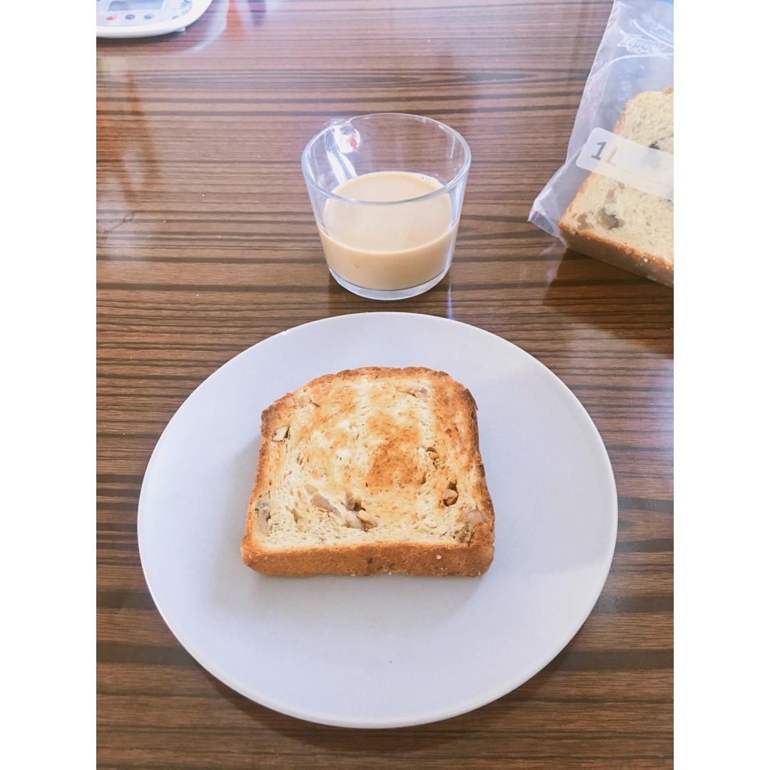 高纤低脂的全麦核桃吐司