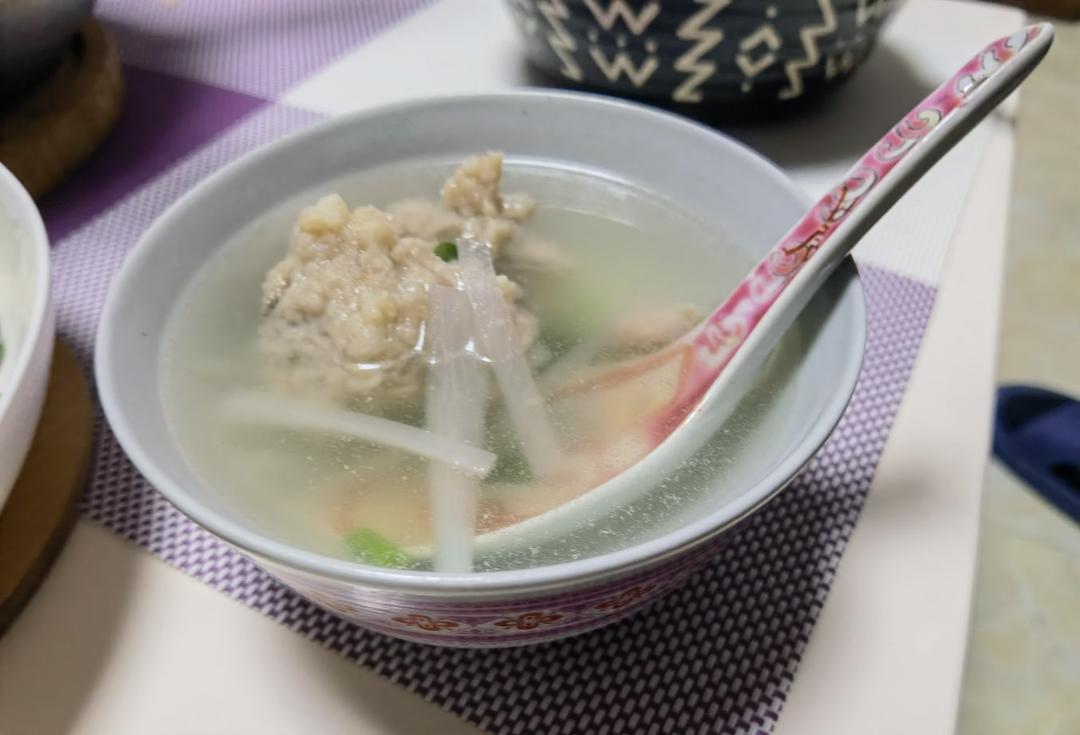 萝卜肉丸汤，晶莹剔透的萝卜丝，鲜嫩的肉丸，汤汁鲜美。