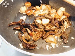 法式风味黑牛肝菌炒土豆的做法 步骤4