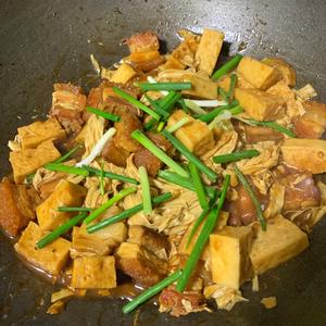 超好吃的腐竹千页豆腐焖火腩(烧肉)的做法 步骤14