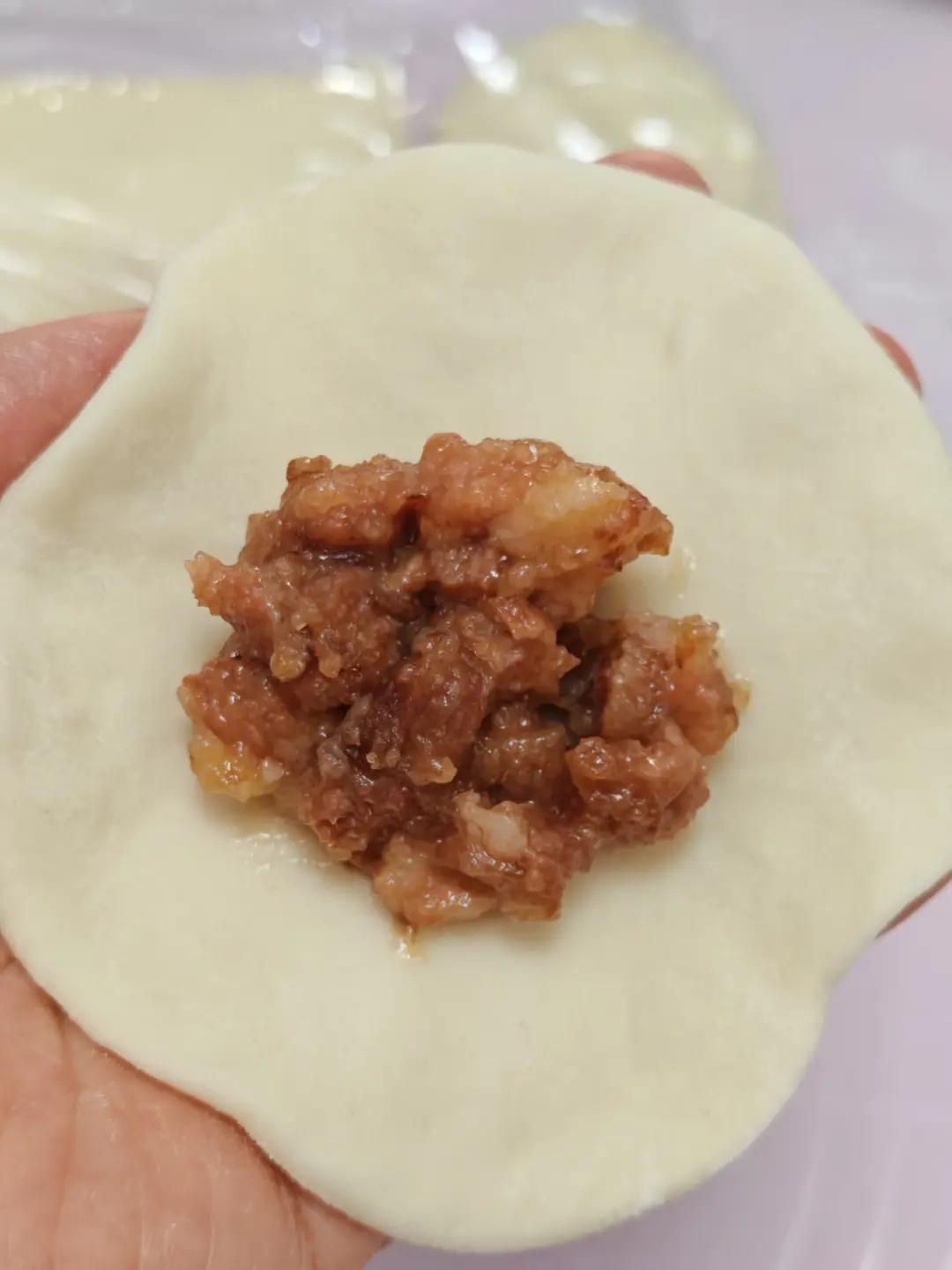 云朵般松软爆浆蜜汁叉烧包