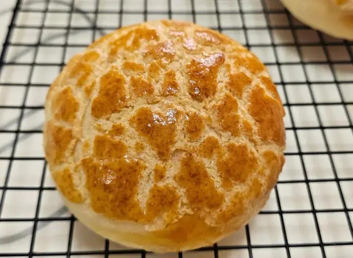 做100款面包の12：在家开茶餐厅!港式菠萝包 –不划格子自然裂开的香酥脆皮！菠萝油/酥皮包