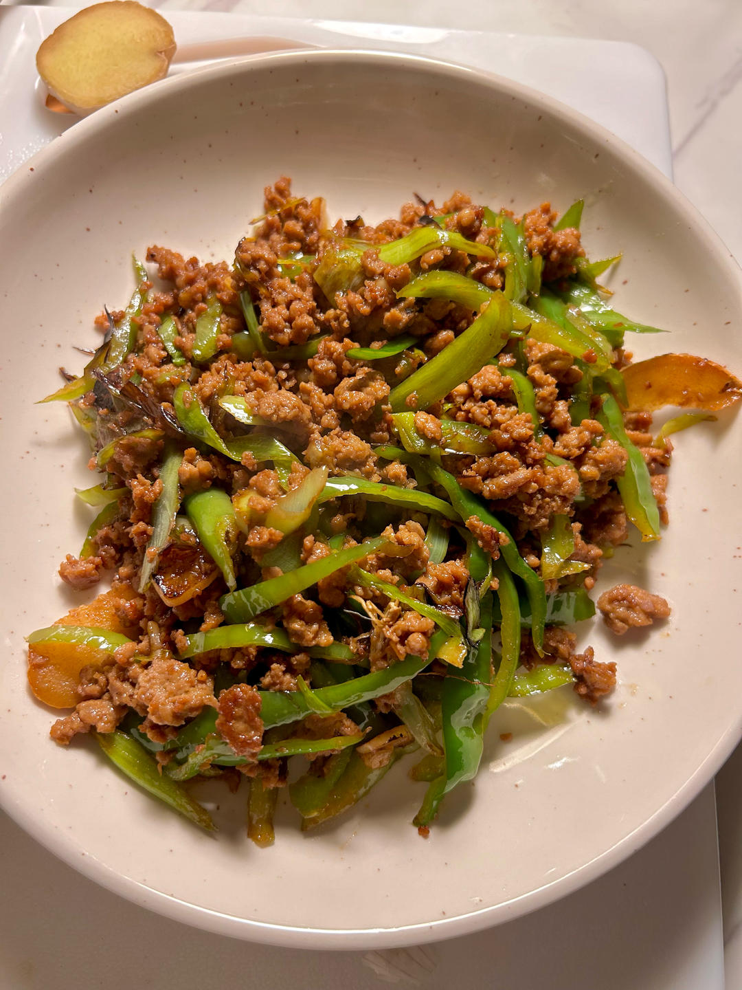 经典的家常菜，青椒炒肉丝，简单的食材也能做出如此美味
