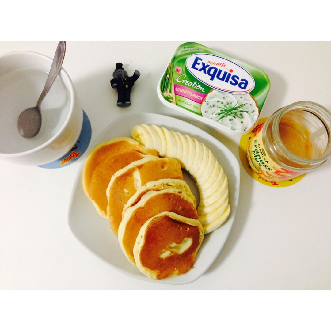 【酸奶松饼yogurt pancake】，搭上黑莓果酱和枫糖的美味。