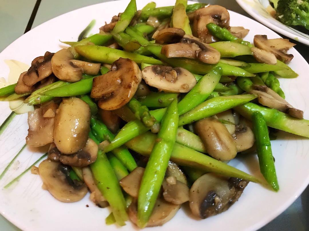 米饭饭米做的芦笋炒蘑菇