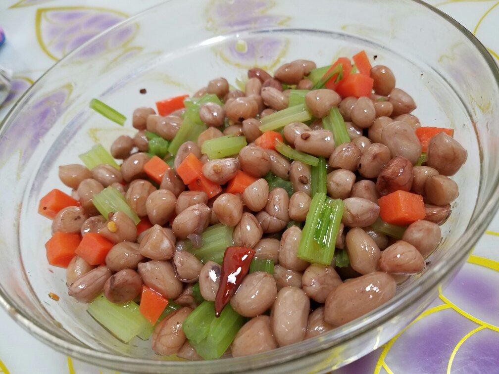 凉拌芹菜花生米胡萝卜