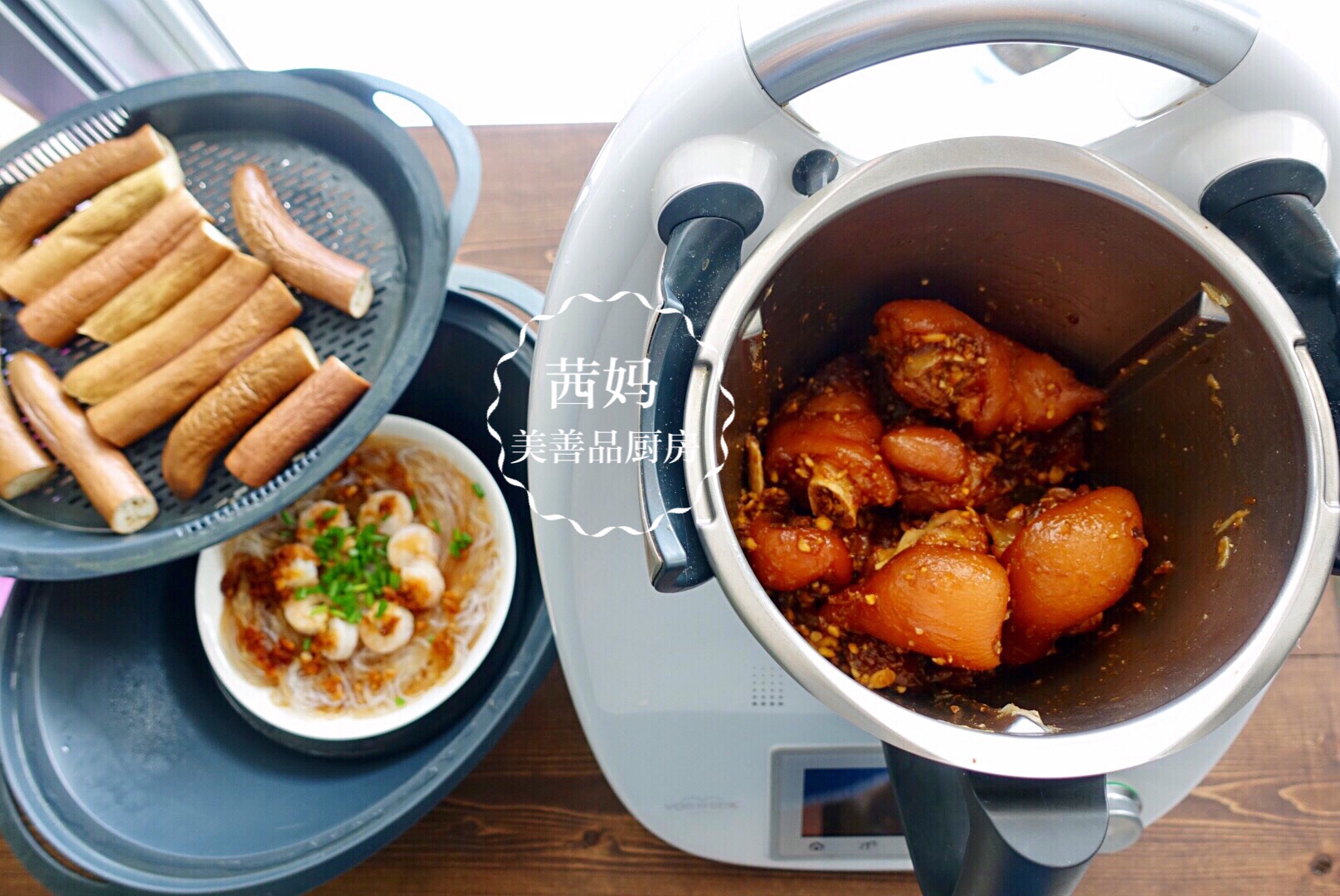 一锅三菜：红烧猪脚+蒜蓉粉丝蒸虾+蒜蓉茄子的做法